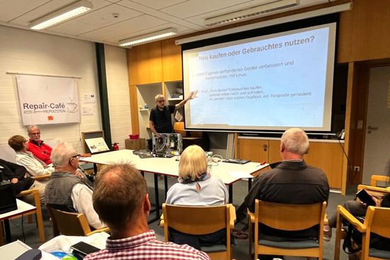 Foto: Workshop mit Teilnehmenden, Vortrag mit Beamer-Leinwand, 'Haus Einstein'